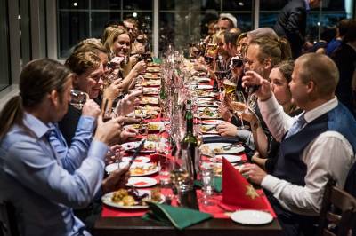 Våknet, leste dikt og la seg igjen – en julebordfortelling