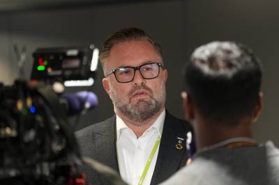Flygelederne i samtaler med Spekter