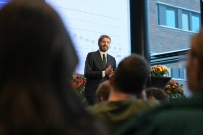 Advarer Vestre: – Vil falle