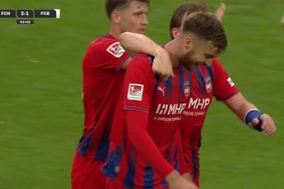 Julian Niehues scorer mot Bayern Munchen