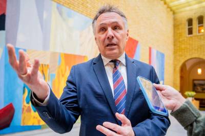 Forsvarsministeren bedt om å vitne i rettssak mot omplassert etatsdirektør