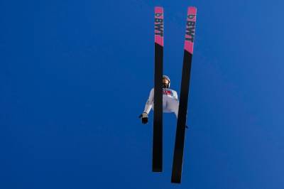 Med falsk penis og damebind i trusa