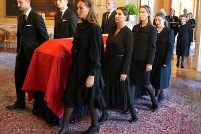 Kong Haralds båre føres til Slottskapellet