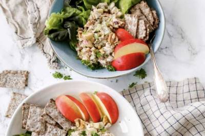 5 GRUNNER til at kvinne 40+ burde spise denne salaten!