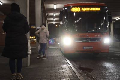 Trang kapasitet på bussane: – Eit problem