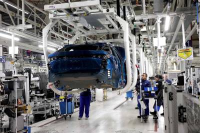 Gjeninnfører fossilbiler: Har tapt milliarder på elbil-satsingen