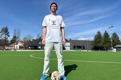 Kunstgress vekker oppsikt: - Helt som å spille på gress