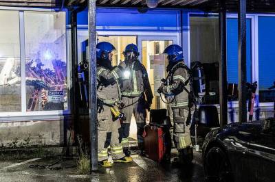 – Vi sendte inn røykdyk­kere og trillet ut batte­riene og brannen