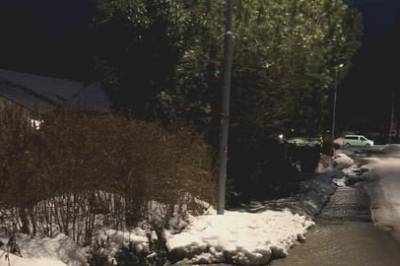 Stor vannlekkasje – vannet fosset nedover veien