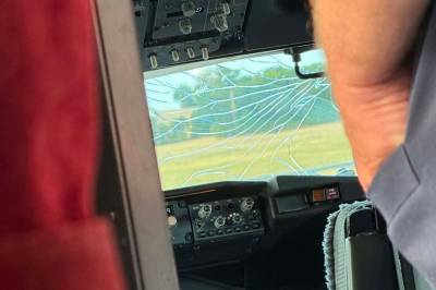 Norwegian-fly fikk sprekk i frontruten