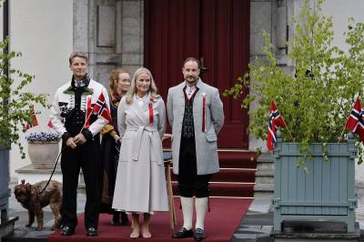 Kronprinsesse Mette-Marit og familien hilser barnetoget på Skaugum
