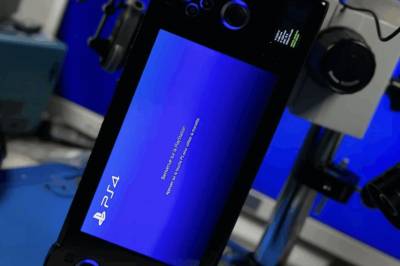 Moddere bygger bærbar PS4 – og stapper tre konsoller i én boks