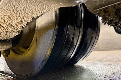 Tesla-trailer med åtte sommerdekk på glatta – ba om å få kjøre videre!