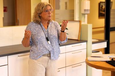 – Vi får en del henven­delser. De lurer på hva som har skjedd.