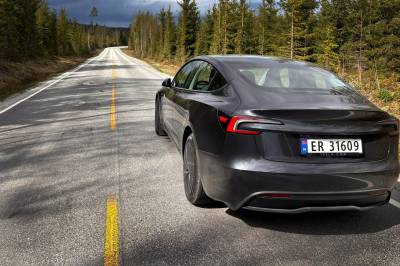 Biltest av Tesla Model 3: Skamløs og billig