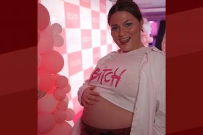 Viser frem gravidmagen