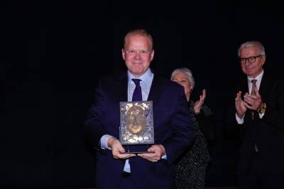 Anders Baasmo tildelt Wenche Foss' Ærespris