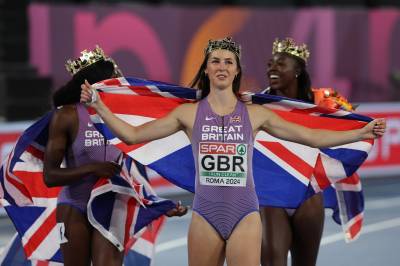 Amy Hunt fra Storbritannia vinner sin første individuelle gullmedalje i seniorklassen på 100 meter under EM