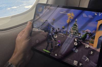 Spiller Fortnite i 30 000 fot med Starlink og 55 ms ping