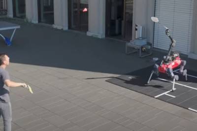Forskere lærer robot-hund å spille badminton. – Absolutt et fremskritt
