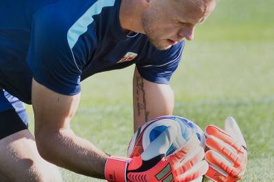 VM-ballen skaper rabalder. Adidas beskyldes for utspekulert plan.
