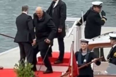 På plass