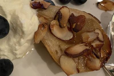 Lune pærer med honning og mandelflak