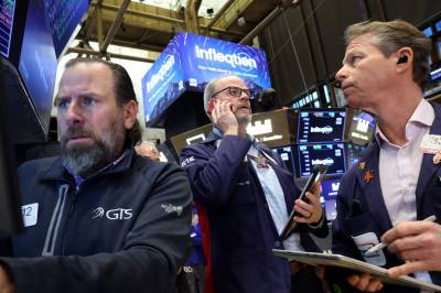 Wall Street faller i åpningen – Walmart stiger etter rapport