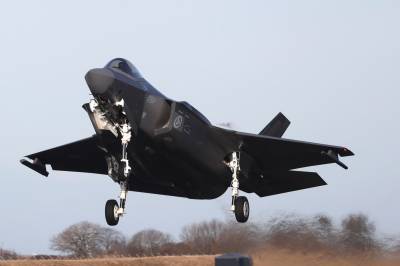 NRK: Landslaget får eskorte med to F-35 kampfly