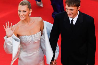 Bella Hadid hånd i hånd med broren i Cannes