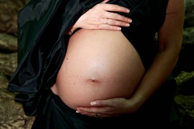 Irsk kvinne blødde i hjel etter uassistert hjemmefødsel. Familien mener kvinnen ble radikalisert på sosiale medier