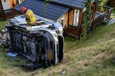 Bobil krasjet i hytte: «Hjelp!»