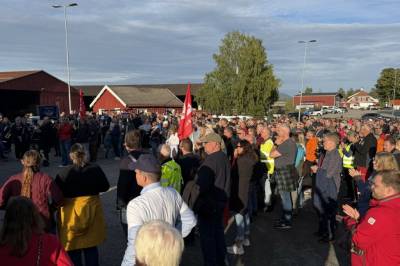 Hundrevis demonstrerer for Ulefos Jernværk