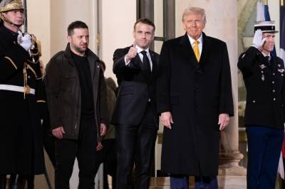 Macron sier Trumps fredsplan for Ukraina må revurderes