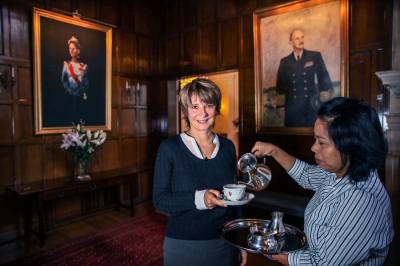 Stjerne­diplomatens liv: Fra freds­megler til korrupsjons­siktet