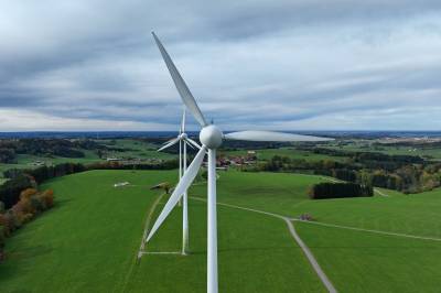 Forsker ber Norge ta grep: Vindturbiner lekker mikroplast i naturen