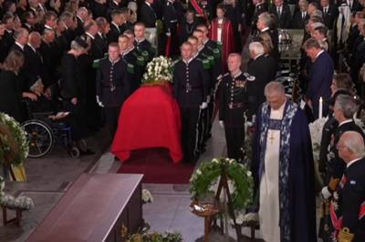 Båren med kong Harald i Oslo domkirke: Seremonien i gang