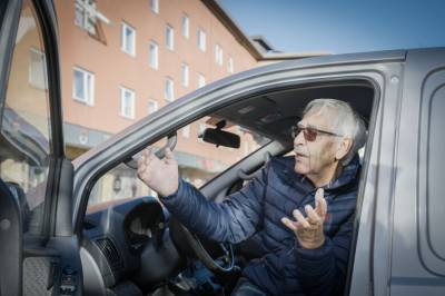 Hjalmar (82) ble skallet ned på åpen gate: – Alt er svart