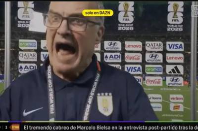 Marcelo Bielsa mistet besinnelsen i et intervju rett etter Uruguays VM-exit