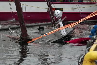 Hever båt ved Bryggen i Bergen