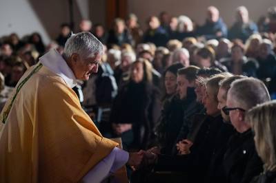 Brannen i Sveits: Alle 40 dødsofre identifisert – tusen sørgende samlet seg til stillhet og sang