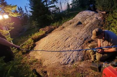 Fant 255 runer på en bortgjemt stein i en skog i Canada