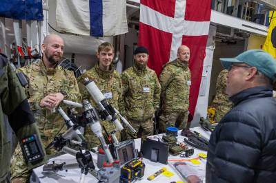 Grønlandsk redaktør: Våre poli­tikere sier at vi skal ha på sykkel­hjelmen i lang tid