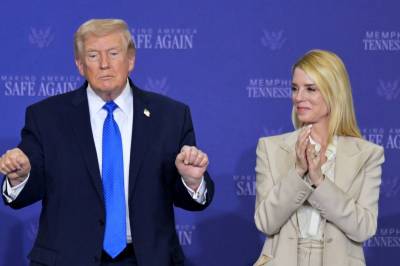 Medier: Trump har sparket justisminister Pam Bondi