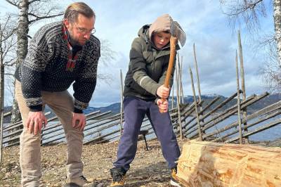 Nils Gunnar (12) lærer eldgamle tømrerteknikker i skoletiden