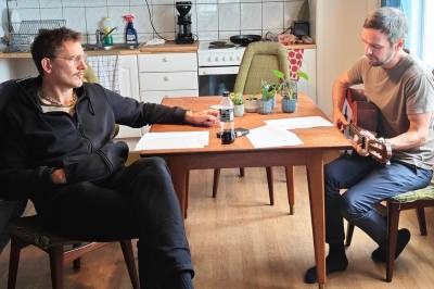 Navnebrødre-duoen: – Vi er et veldig «sittete» band