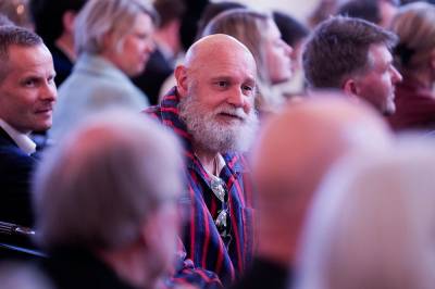 Loe får folk til å le: – Hender jeg må ta pause