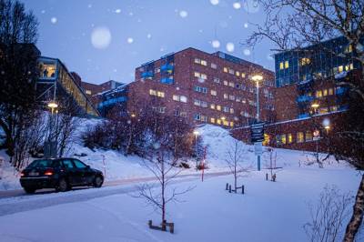 Færre dyre vikarer og fristbrudd: UNN-økonomien peker i riktig retning