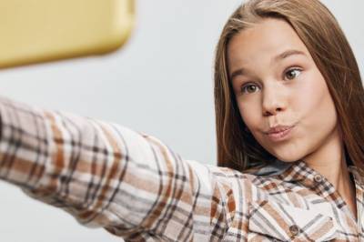 Trenger vi en aldergrense på 16 år for sosiale medier? Ja, sier en av oss