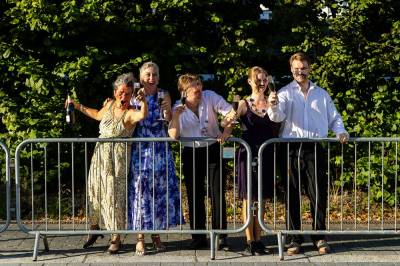 Demonstranter skåler i «olje» utenfor Equinors hagefest